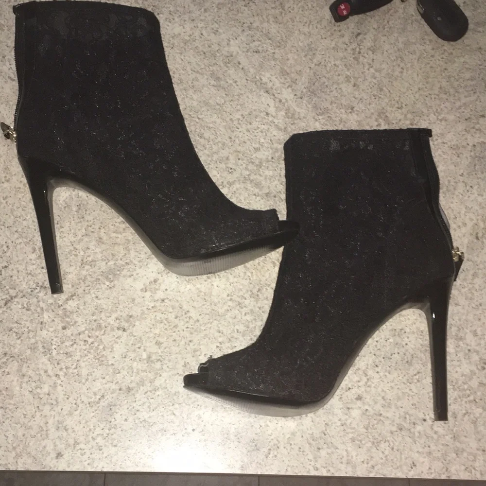 GUESS NWT BLACK LACE ARAYA PEEP TOE BOOTIES SIZE 9 - Picture 10 of 10
